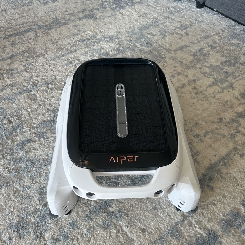 Aiper Surfer M1 Robotic Pool Skimmer – Refurbished
